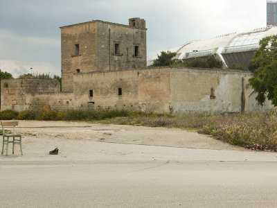Di fronte alla masseria si trova una delle tante sedie che � facile trovare attorno allo stadio: postazioni di prostitute che aspettano qui i loro clienti